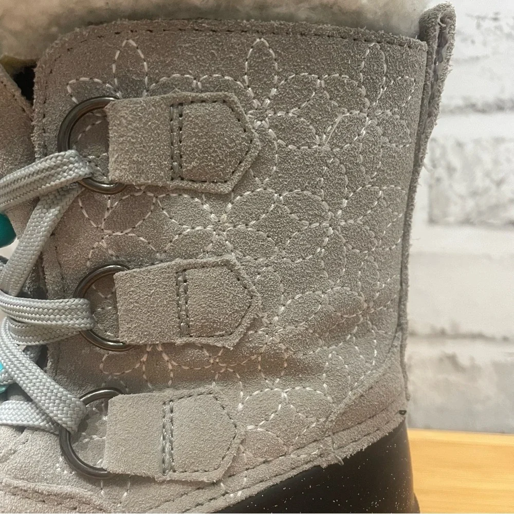 Magellan Girls suede snow boots. Size 11. Black gray faux-fur. Thinsulate. Used.